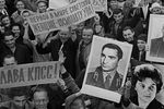 Участники демонстрации на Красной площади в Москве по поводу благополучного приземления летчиков-космонавтов Валентины Терешковой и Валерия Быковского, 1963 год