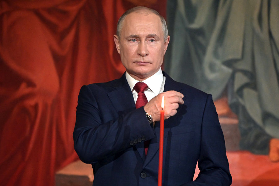Президент России Владимир Путин во время пасхальной службы в&nbsp;храме Христа Спасителя, 2 мая 2021 года