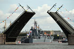 Большой десантный корабль «Оленегорский горняк» проекта 775 в Неве перед началом Главного военно-морского парада в честь Дня ВМФ в Санкт-Петербурге, 25 июля 2021 года

