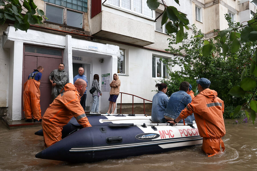 Сотрудники МЧС РФ во время эвакуации местных жителей на&nbsp;подтопленной улице