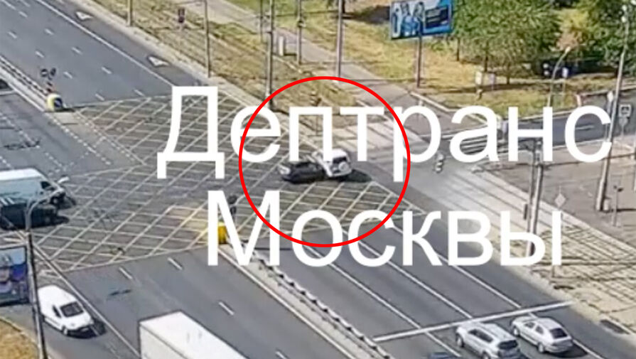 В Москве полицейский автомобиль опрокинулся на трамвайные рельсы после ДТП