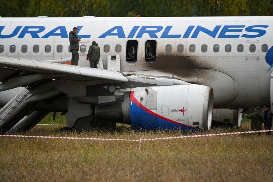 На&nbsp;месте аварийной посадки самолета А320 авиакомпании «Уральские авиалинии» в&nbsp;Новосибирской области, 12&nbsp;сентября 2023&nbsp;года
