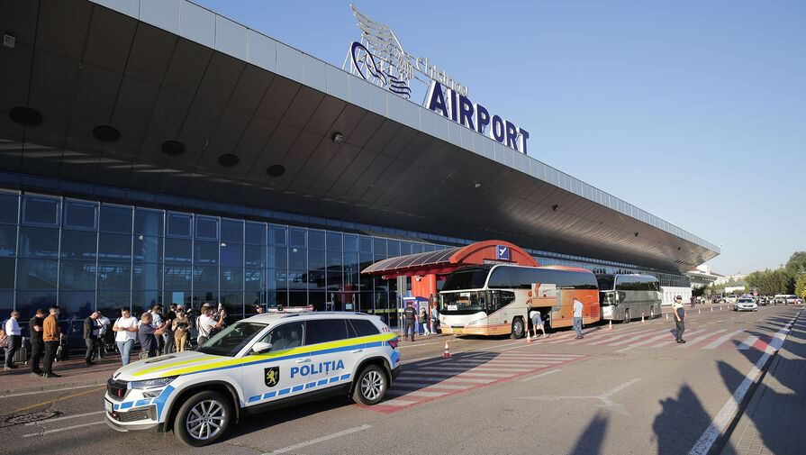 "Полный беспредел": В аэропорту Кишинева задержали участников съезда молдавской оппозиции