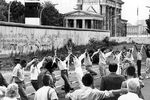 Демонстранты образуют живую цепь во время акции по случаю 25-й годовщины строительства Берлинской стены, 13 августа 1961 года