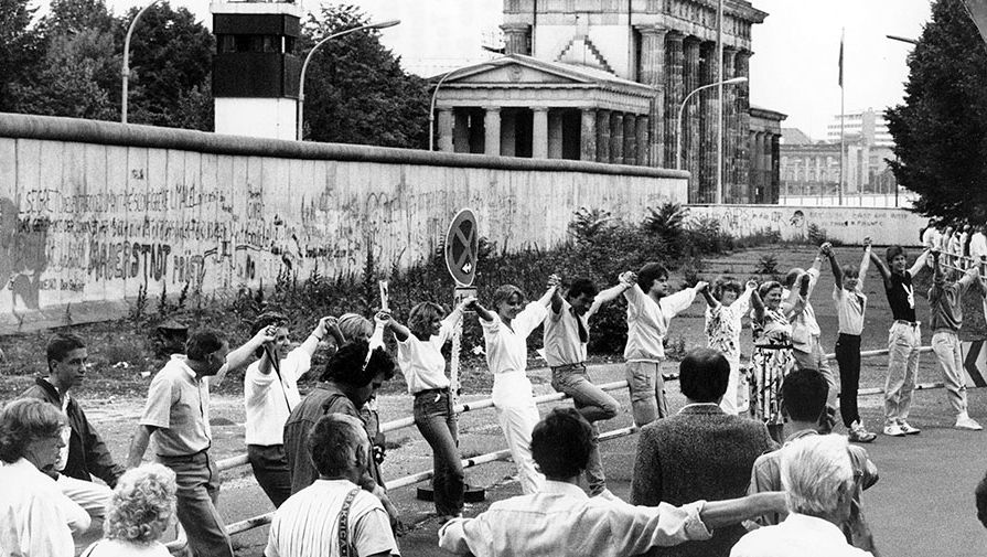 Демонстранты образуют живую цепь во время акции по случаю 25-й годовщины строительства Берлинской стены, 13 августа 1961 года