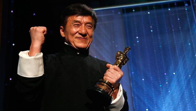 Джеки Чан с премией «Оскар» за выдающиеся заслуги в кинематографе, 12 ноября 2016 года