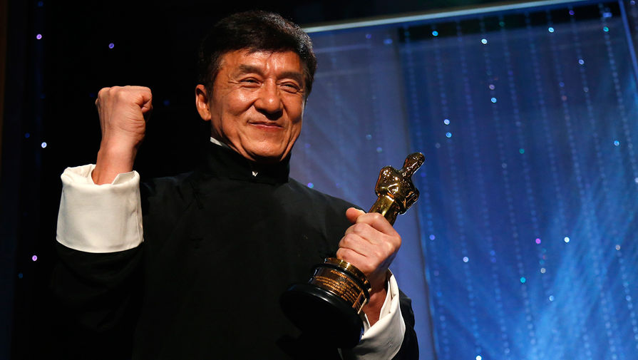 Джеки Чан с&nbsp;премией «Оскар» за&nbsp;выдающиеся заслуги в&nbsp;кинематографе, 12&nbsp;ноября 2016&nbsp;года