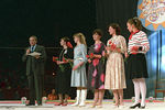 Александр Масляков с победительницами передачи «А ну-ка, девушки!» во Дворце спорта «Сибирь», 1987 год