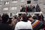 Люди ожидают возвращения Леха Валенсы в Гданьск после освобождения из лагеря, ноябрь 1982 года