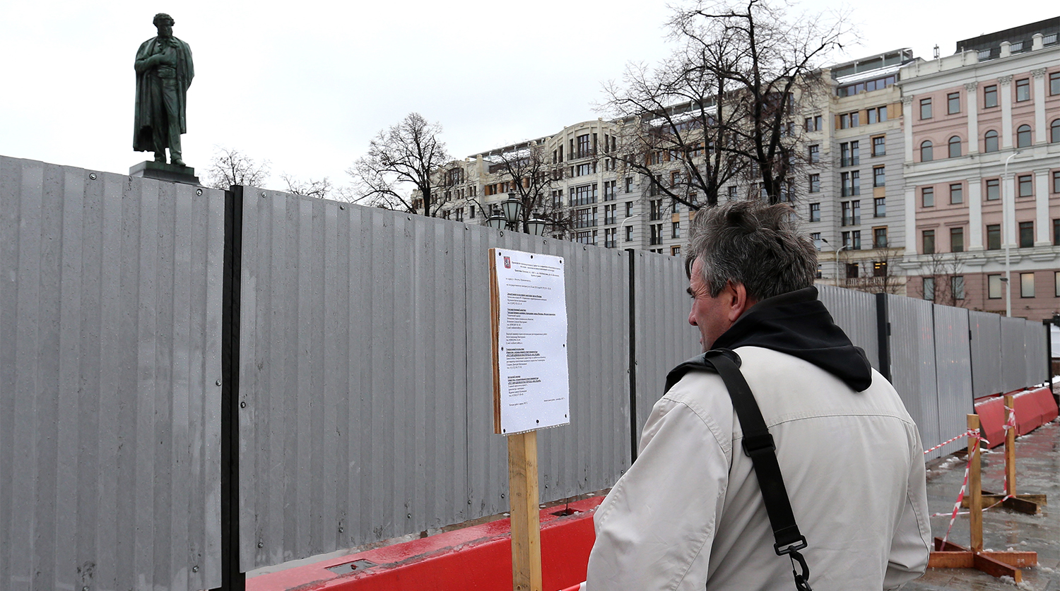 Памятник Александру Пушкину на Пушкинской площади в Москве после начала работ по реставрации, 28 марта 2017 года