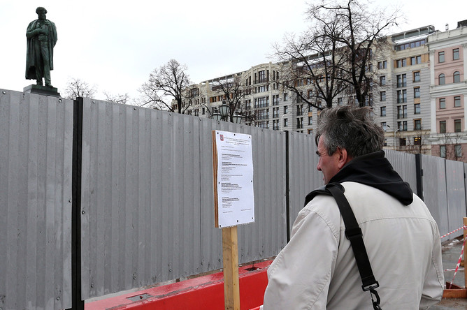 Памятник Александру Пушкину на Пушкинской площади в Москве после начала работ по реставрации, 28 марта 2017 года