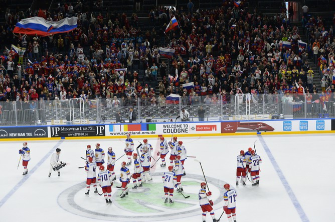 Игроки сборной России радуются победе в матче группового этапа чемпионата мира по хоккею 2017