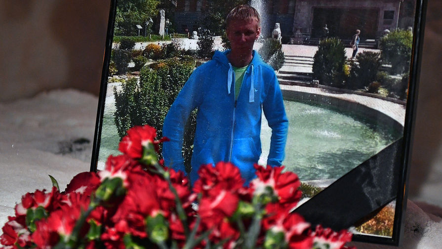 Цветы в память о погибшем летчике майоре Романе Филипове у здания министерства обороны РФ в Москве