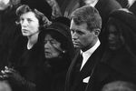 Члены семьи президента США Джона Кеннеди на его похоронах в Арлингтоне, штат Виргиния, ноябрь 1963 года.<br><br>
Слева направо: мать Роуз, брат Роберт и вдова Жаклин