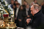 Президент России Владимир Путин во время Рождественского богослужения в Спасо-Преображенском соборе в Санкт-Петербурге, 7 января 2019 года