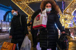 Женщины с покупками рядом с торговым центром «Европейский» в Москве, декабрь 2020 года