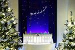 Рождественское оформление с копией здания Белого дома в резиденции