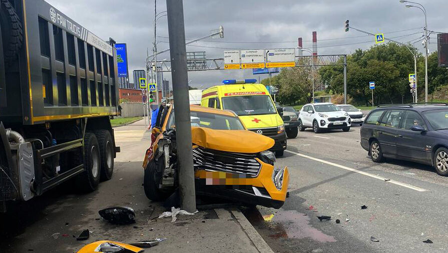 В Москве такси развалилось на части после жесткого ДТП с грузовиком