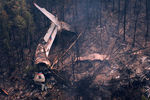 Обломки самолета Ил-76 на месте крушения, обнаруженном наземной группой спасателей отряда «Центроспас», в 4 км южнее населенного пункта Рыбный Уян на склоне одной из сопок