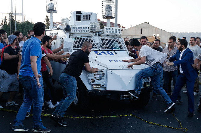 Люди атакуют полицейский бронированный автомобиль с арестованными участниками мятежа в Стамбуле