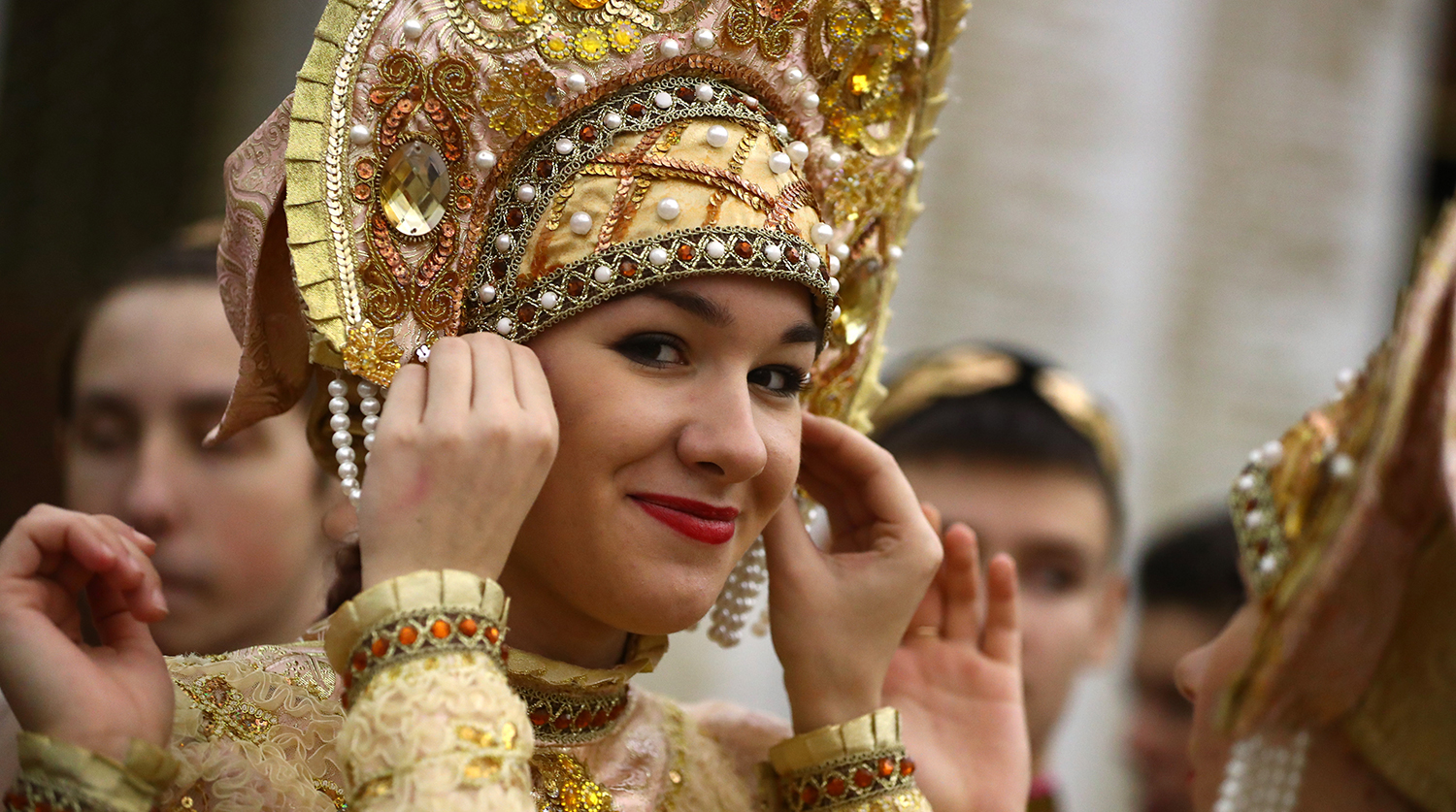 Москва. 4 ноября 2017. Участница музыкального флешмоба «Мы едины» во время исполнения гимна России в музее Победы в рамках празднования Дня народного единства