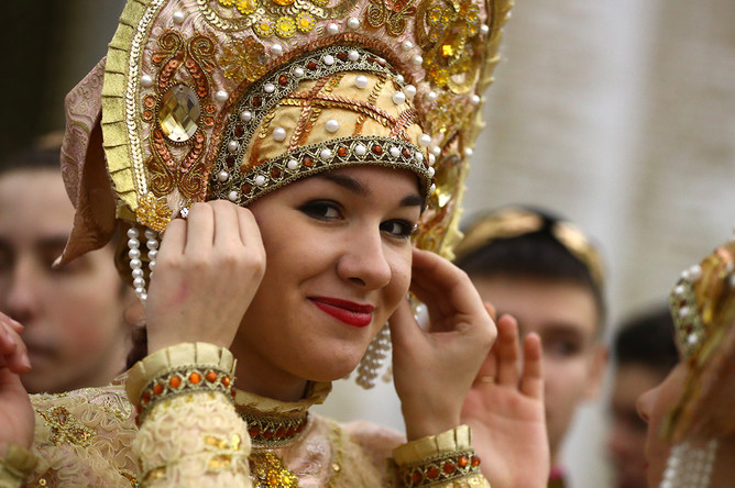 Москва. 4 ноября 2017. Участница музыкального флешмоба «Мы едины» во время исполнения гимна России в музее Победы в рамках празднования Дня народного единства