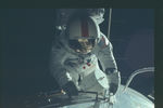 Астронавт Роналд Эванс с пленкой панорамной камеры, 17 декабря 1972 года