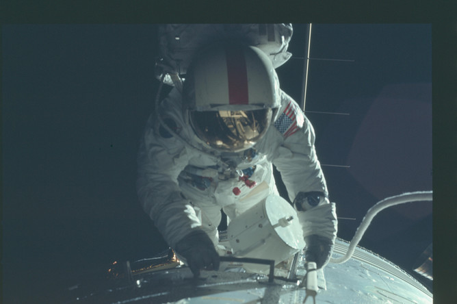 Астронавт Роналд Эванс с пленкой панорамной камеры, 17 декабря 1972 года