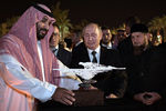 Президент России Владимир Путин с подарком наследному принцу Саудовской Аравии Мухаммеду бен Сальман аль Сауду — изделием из бивня мамонта, во время встречи в Эр-Рияде, 14 октября 2019 года