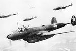 Советские пикирующие бомбардировщики «Петляков-2» летят на боевое задание, 1940 год