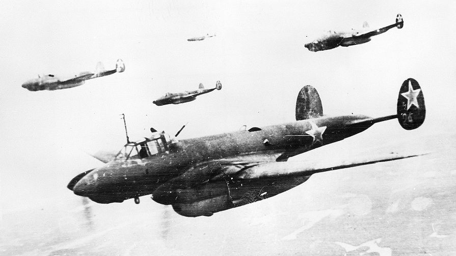 Советские пикирующие бомбардировщики &laquo;Петляков-2&raquo; летят на&nbsp;боевое задание, 1940 год