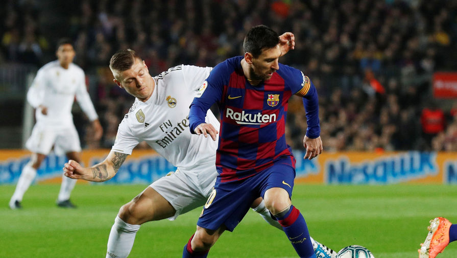 Эпизод матча «Барселона» — «Реал Мадрид», Лионель Месси и Тони Кроос борются за мяч