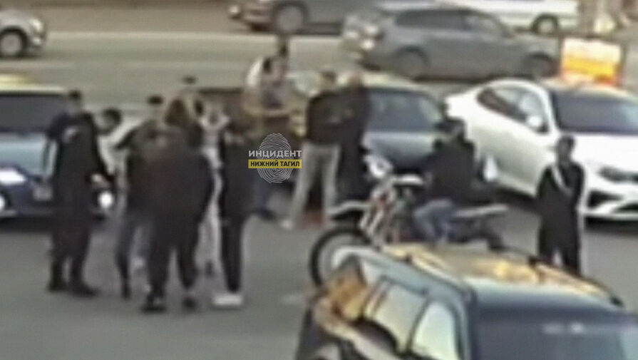 Разборки полицейского и подростка из-за девушки попали на видео