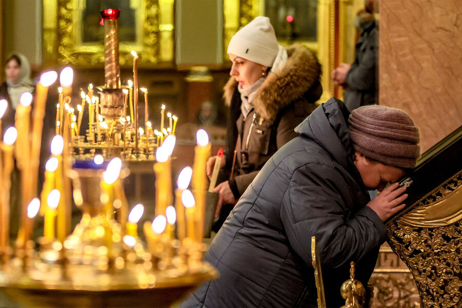 Прихожане во время праздничного богослужения по&nbsp;случаю Рождества Христова в&nbsp;Спасо-Преображенском кафедральном соборе, Донецк, 7&nbsp;января 2025&nbsp;года