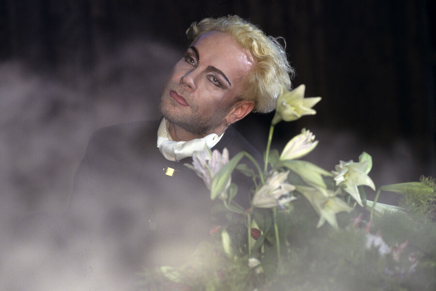 <b>Борис Моисеев, скончался в 68 лет</b>
<br><br>
Инсульт разбивал артиста трижды. Первый случился в 2010 году — тогда у Моисеева парализовало левую руку и часть лица, речь до конца так и не восстановилась. Второй инсульт произошел в 2015-м: артисту стало тяжело двигаться, однако он старался гулять, ходить по беговой дорожке. Мог переписываться с поклонниками, поскольку мелкая моторика восстановилась. Концертов музыкант больше не давал, но смог записать несколько песен.