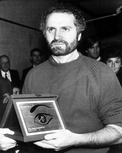 Джанни Версаче с&nbsp;наградой после показа в&nbsp;Милане, 1984 год