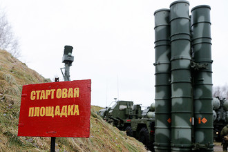 Во время тренировки по приведению в боевую готовность расчетов зенитных ракетных комплексов С-400 «Триумф», которую провели военнослужащие подразделений противовоздушной обороны (ПВО) Балтийского флота