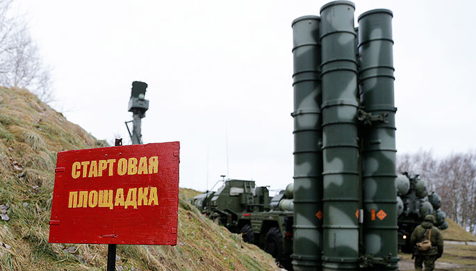 Во время тренировки по приведению в боевую готовность расчетов зенитных ракетных комплексов С-400...