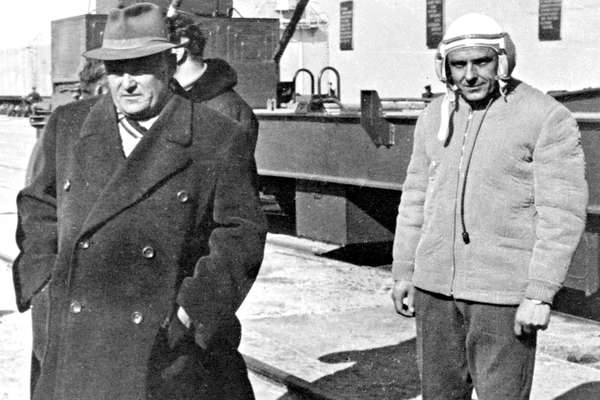 Главный конструктор первых ракетно-космических систем Сергей Королев и космонавт Владимир Комаров на космодроме Байконур, 1964 год