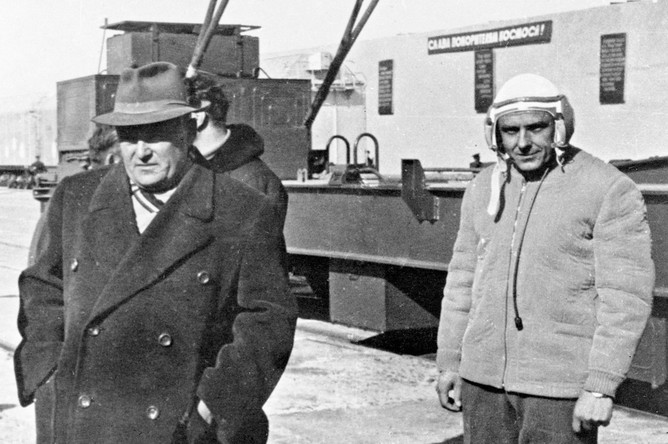 Главный конструктор первых ракетно-космических систем Сергей Королев (слева) и космонавт Владимир Комаров на космодроме Байконур, 1964 год