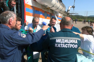 Два вертолёта Ми-8 Сибирского регионального центра МЧС России и авиакомпании «Бурятские авиалинии» производят санитарно-авиационную эвакуацию пострадавших при ДТП в Забайкалье