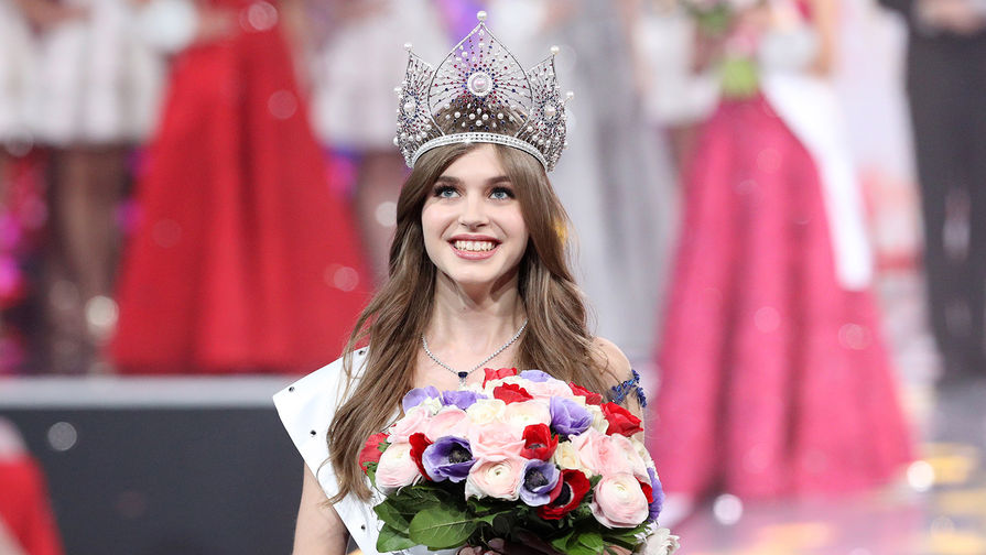 Победительница национального конкурса красоты «Мисс Россия-2019» Алина Санько во время церемонии награждения на финальном шоу, 13 апреля 2019 года