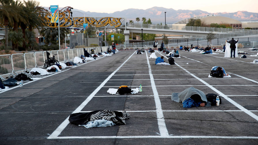 Временное убежище для бездомных на парковке торгового центра в Лас-Вегасе во время пандемии коронавируса, 30 марта 2020 года