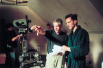 Режиссер Дэвид Кронненберг (слева) и Рэйф Файнс во время съемок фильма «Паук», 2002 год