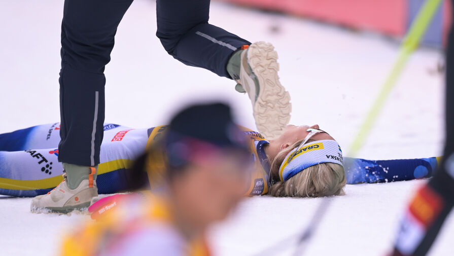 Шведскую лыжницу Фриду Карлссон унесли на носилках после этапа 