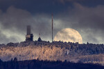 Луна заходит за вершину горы Фельдберг около Франкфурта, 6 февраля 2023 года