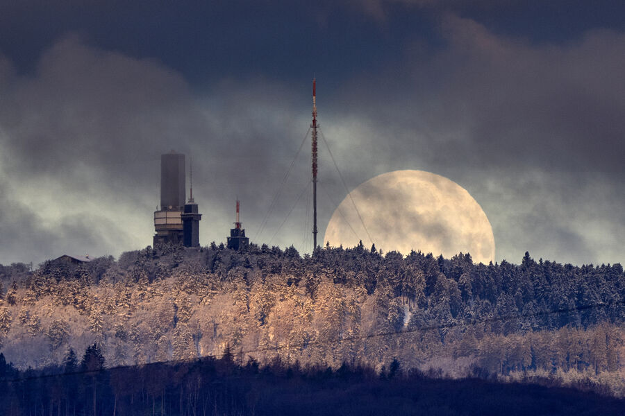 Луна заходит за&nbsp;вершину горы Фельдберг около&nbsp;Франкфурта, 6&nbsp;февраля 2023&nbsp;года