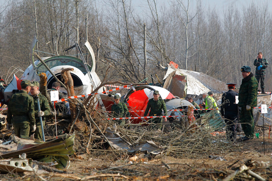 На месте крушения польского правительственного самолета Ту-154 под Смоленском, 2010 год