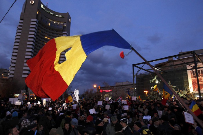 Главное требование митингующих отставка президента Румынии Траяна Бэсеску и правительства Эмиля Бока и проведение в&nbsp;стране досрочных парламентских выборов, которые намечены в&nbsp;стране на&nbsp;ноябрь 2012&nbsp;года.