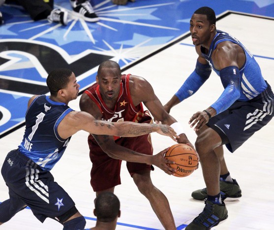 Деррик Роуз (№1) и Дуайт Ховард пытаются сдержать Коби Брайанта